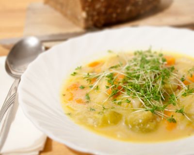 Scharfe Rosenkohl-Kokos-Suppe mit Kresse