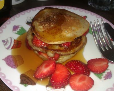 Bananen-Pancakes mit frischen Erdbeeren