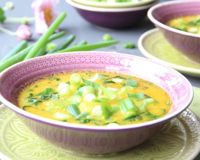 Indische Spinat-Kokossuppe mit Ingwer & Gewürzkartoffeln