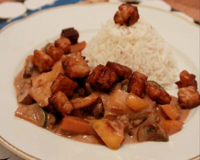 Kokosmilch Curry mit karamelisiertem Tempeh