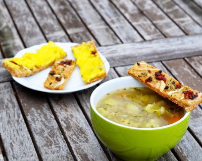 Gemüsesuppe mit Knoblauch-Fenchel Focaccia