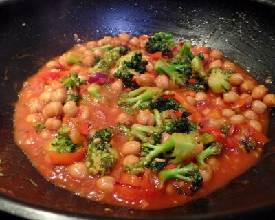 Marinierte Kichererbsen mit Brokkoli und Reis