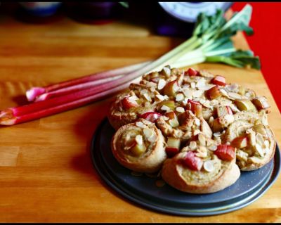 Rezept vom 15.05.2015: Rhabarber Marzipan Schnecken mit Kokos Sahne (Vegan)