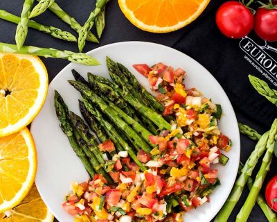 Gegrillter Spargel mit Orangen-Tomaten-Salsa