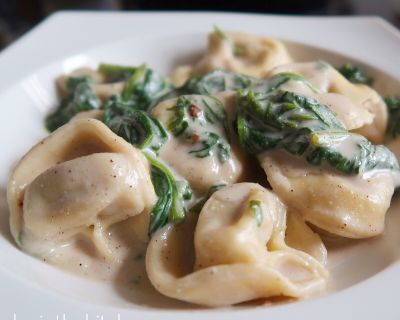 Tortellini mit einer Spinat Knoblauch Sauce * Tortellini with a spinach garlic cream sauce