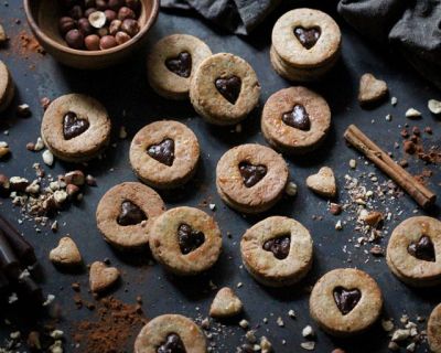 Haselnuss-Kekse mit Schokofüllung