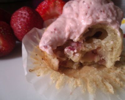 Vegane Rhabarbercupcakes mit Erdbeersahnetopping