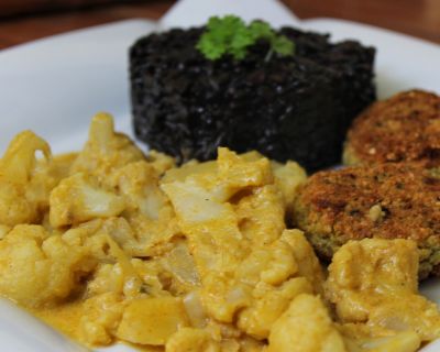 Blumenkohl-Erdnuss-Kokos-Curry mit Falafel & schwarzem Risotto