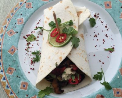 Wrap mit Grillfleisch, Gemüse und Erdnusssauce