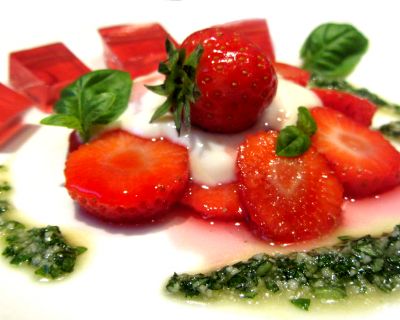 Marinierte Erdbeeren mit süßem Basilikum-Minzpesto