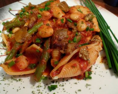 Muschelnudeln mit Bohnen und Auberginenspeck