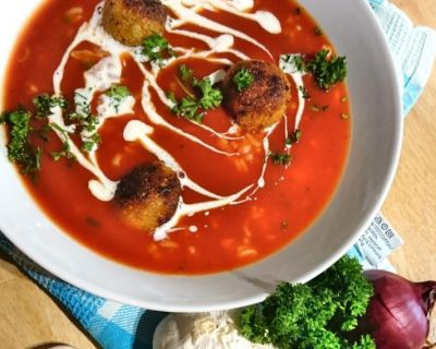 Türkische Bulgursuppe mit Linsenbällchen