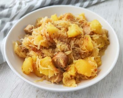 Sauerkraut-Kartoffel-Pfanne mit veganer Bratwurst