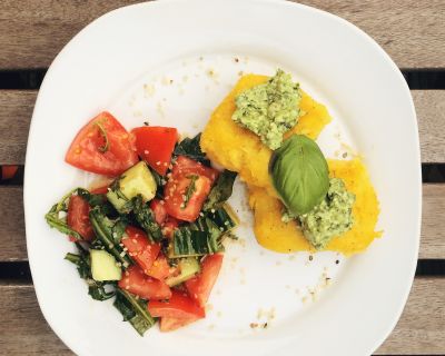 Gebratene Polenta mit Pesto und Salat