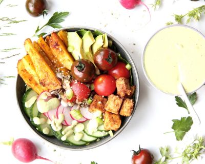 Veggie-Bowl mit gebackenem Erdnuss-Tofu und Ranchdressing