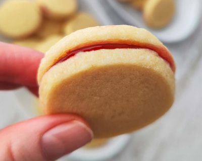 Einfache vegane Plätzchen von der Rolle mit Marmelade