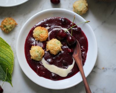 Sommerliche Kirschgrütze mit gebackenen Avocado-Kokosbällchen