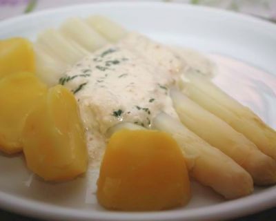 Spargel mit Knoblauch-Mandelcreme