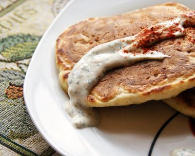 Pikante Pancakes mit Käse und Zwiebel - einfach herzhaft!