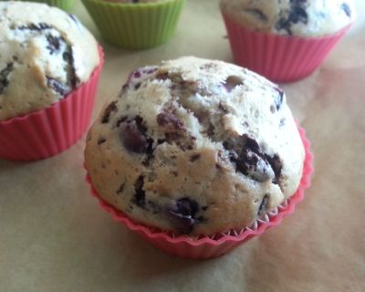 Muffins mit Heidelbeeren oder Kirschen