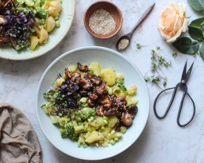 Gestampfte Kartoffeln mit Avocado, Shiitake & Sprossen