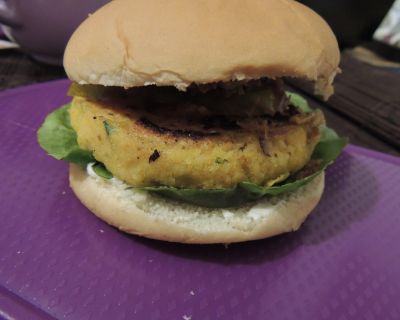 Burger mit Couscous Pattie (inspiriert durch die Quinoa Buletten von VeganCentury)