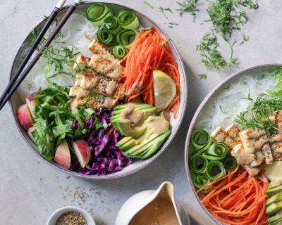 Reisnudel-Bowl mit Tofu & Pfirsich