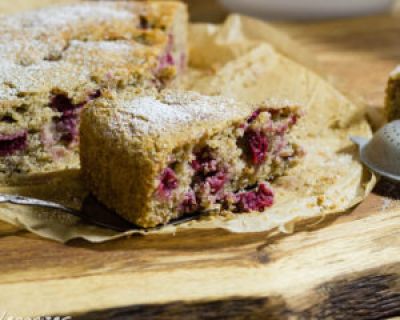 Nusskuchen mit Kirschen