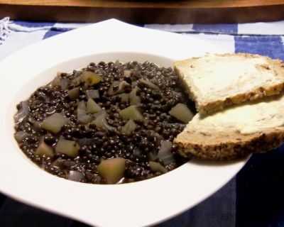 Schwarze Linsensuppe