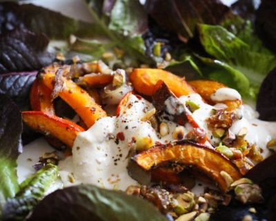 Ofenkürbis-Tahini Salat mit Pistazien-Dattel Topping