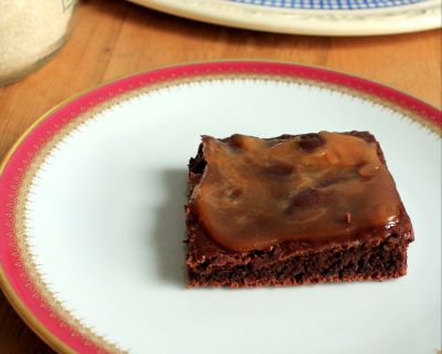 Schokobrownies mit Schokoladenstücken und Karamellsauce