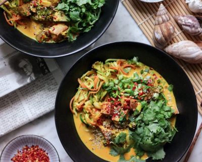 Rotes Curry mit Gemüsenudeln und Tofu