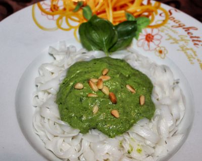 Reisnudeln mit Avocado-Basilikum-Pesto