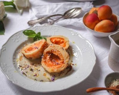 Vegane Aprikosenknödel mit Vanillesoße