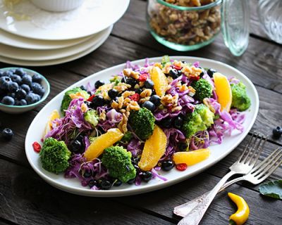 Brokkoli-Spitzkohl-Salat mit Sprossen, Orangen & Heidelbeeren