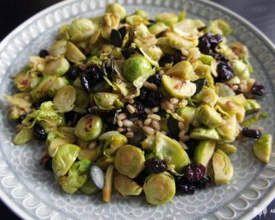 Veganer Rosenkohl Salat mit Cranberries