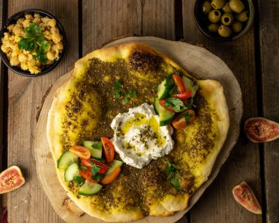 Levante Küche: selbstgemachter Labneh Käse mit Balila und Man’ousheh (Zatar Brot)
