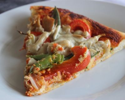 Pizza mit Paprika, Zucchini & Chicken-free Chunks