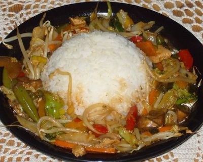 Gebratenes Gemüse und Tofu mit Knoblauchsauce und Jasmin Reis