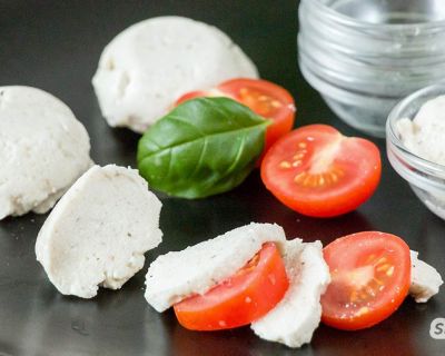 Pflanzliche Mozzarella-Alternative selber machen aus drei Zutaten