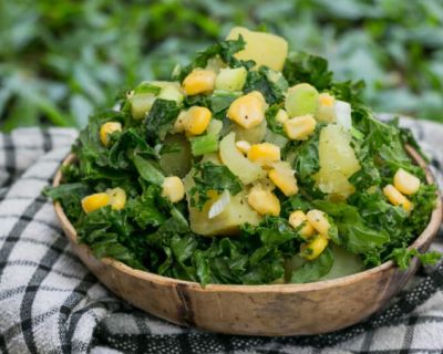 Einfacher veganer Grünkohlsalat mit (Süß-)Kartoffeln & Mais