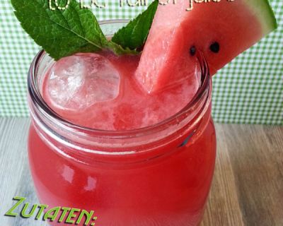 Frischer und kaltgepresster Melonensaft mit Minze