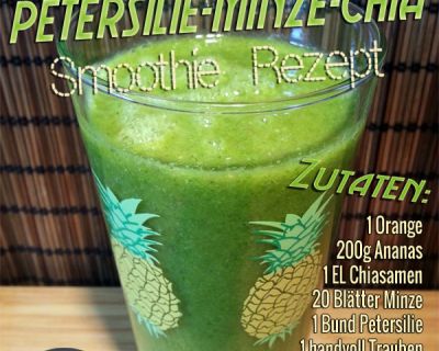 Grüner Smoothie mit Petersilie, Minze, Ananas, Chiasamen, Gerstengras, Trauben, Orange und Staudensellerie