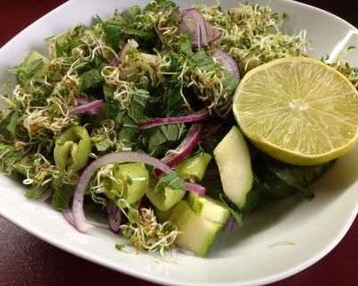 „Schmeckt nach Garten“-Salat mit Limette, Minze und Alfalfa