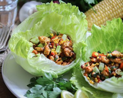 Knackige Salat-Tacos mit Bohnenmus & Mais-Tempehfüllung
