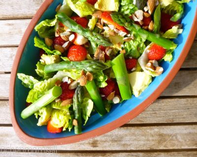 Spargelsalat mit Erdbeeren