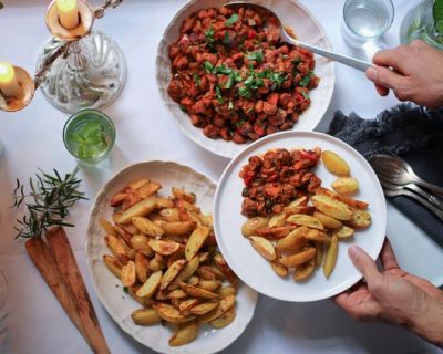 Veganes Schmorgulasch mit Kartoffel-Wedges