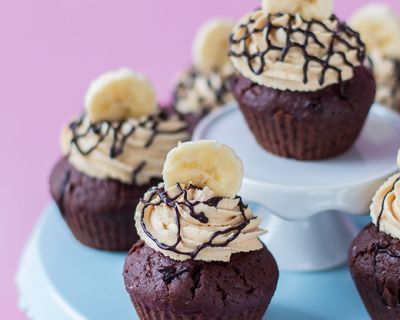 Bananenshake-Schoko-Cupcakes mit Peanutbutter-Frosting (vegan)