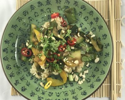 Lauwarmer Salat mit gebratenem Reis, Gemüse und Erdnuss-Butter-Dressing