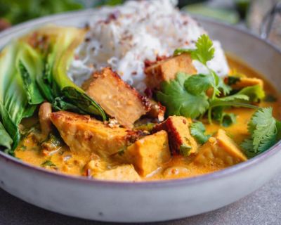 Veganes Rotes Curry mit Reisnudeln und Tempeh